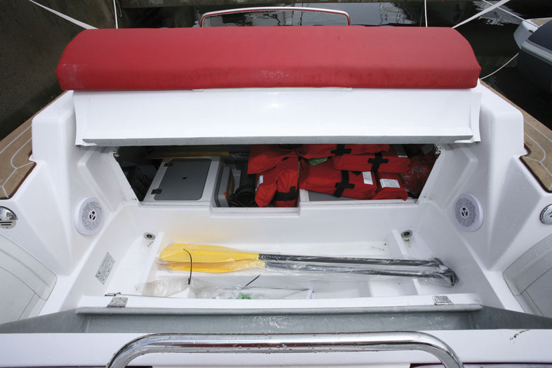 La banquette arrière dispose de multiples rangements : sous son assise le taud de soleil, sous son dossier du petit matériel. Au-delà, c'est la cale moteurs.
