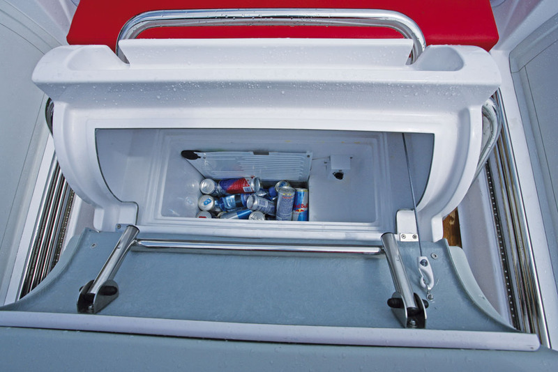 Lorsqu'on bascule l'assise de pilotage vers l'avant, on découvre un petit frigo.