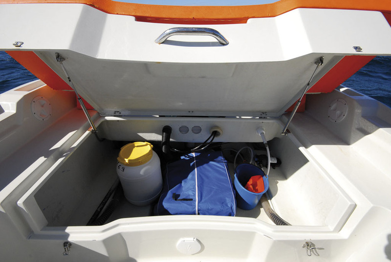 La soute arrière offre un volume de rangement aisément accessible pour ranger le matériel de sécurité.