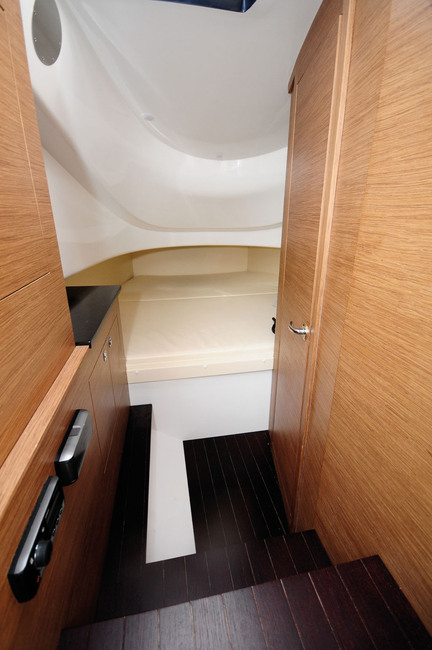 Spacieuse, bien aérée et pourvue d'un cabinet de toilette fermé, la cabine offre un bon confort pour un couple. 