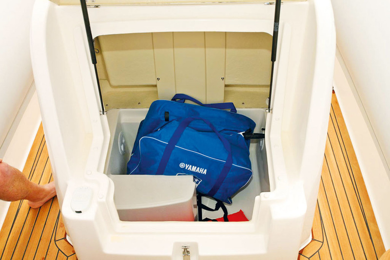 Capable d'abriter un WC optionnel et une douche, la volumineuse console peut aussi servir à stocker les objets encombrants. 