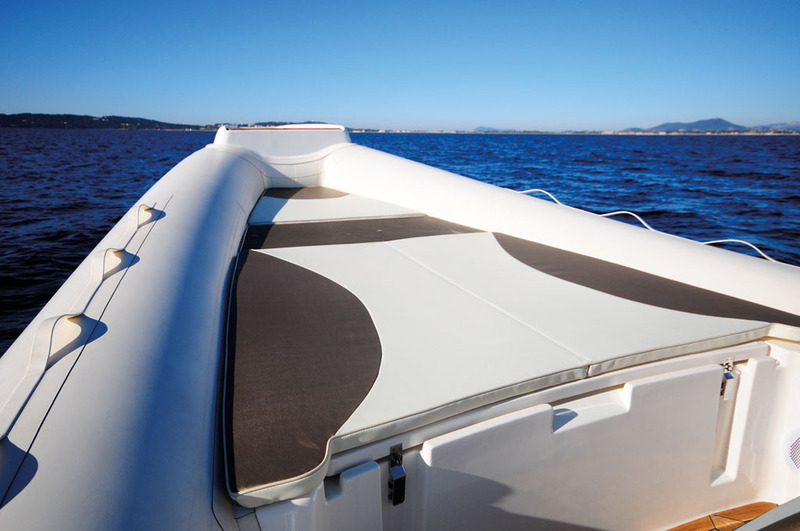 Le solarium avant, assez haut par rapport au flotteur, est agréable au mouillage, mais ne favorise pas la sécurité en navigation.
