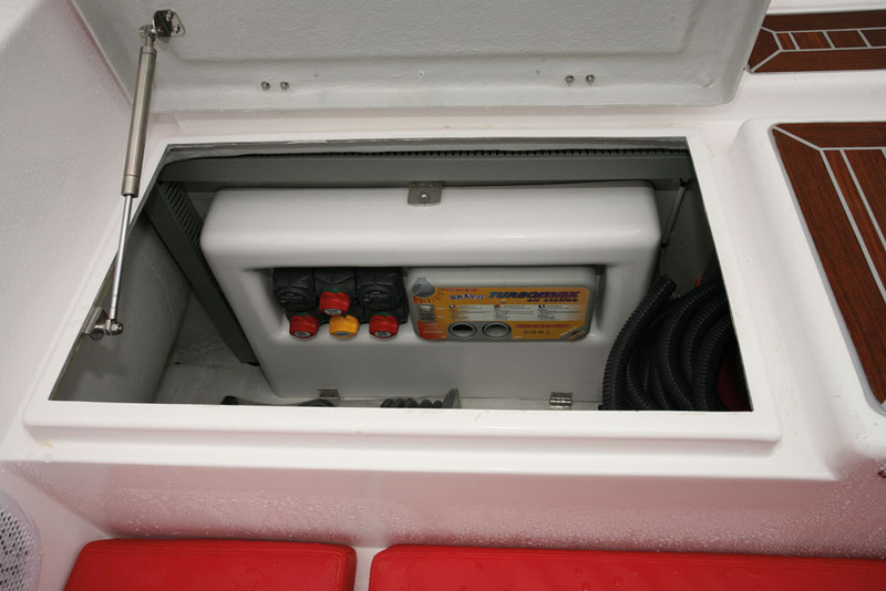 Les coupe-batteries et le gonfleur électrique sont situés dans un coffre du carré. 