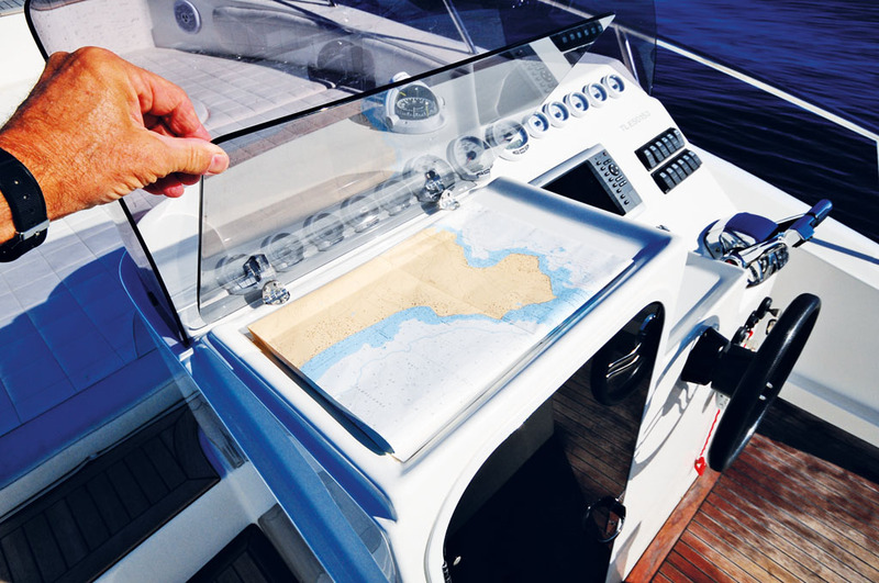 Bonne idée : la table à carte marine avec capot en plexiglas, à côté du poste de pilotage.