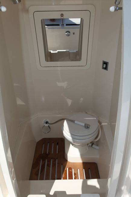 La bonne surprise pour un semi-rigide de moins de 8 mètres : la console abrite un WC marin et une douche.