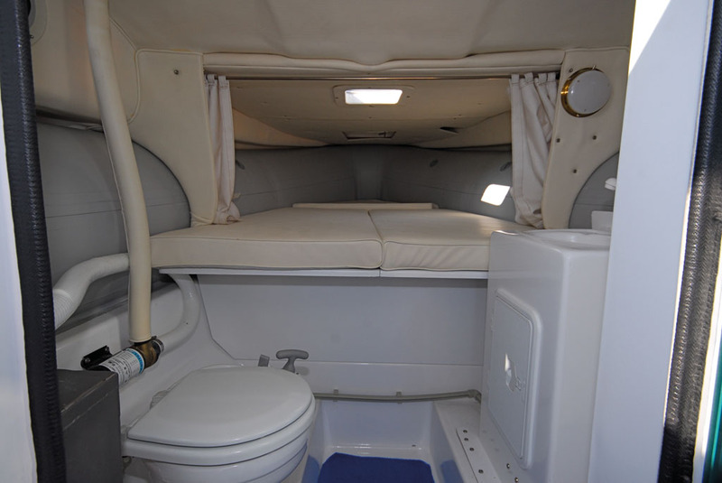 Avec un lit double, un lavabo et un WC, la cabine avant est bien équipée, mais les rangements sont peu pratiques (coffre sous le lit).
