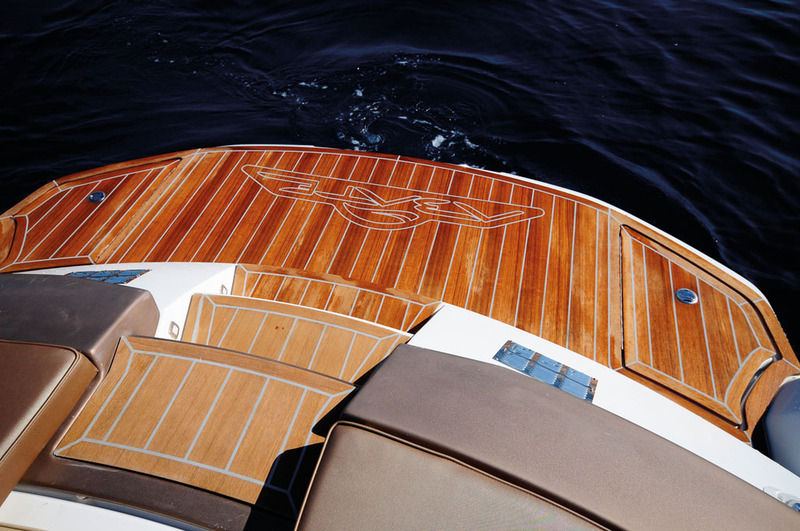 La motorisation inboard permet d'installer une grande plage de bain arrière, joliment traitée en teck.
