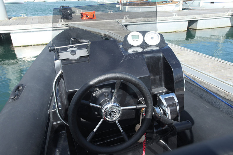 Priorité aux aides électroniques de navigation (combiné GPS-sondeur sur étrier ou encastré), les instruments moteur étant déportés sur la droite.