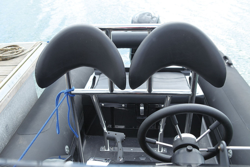 Les dosserets du bolster sont réglables en hauteur pour améliorer l'ergonomie des pilote et copilote. 