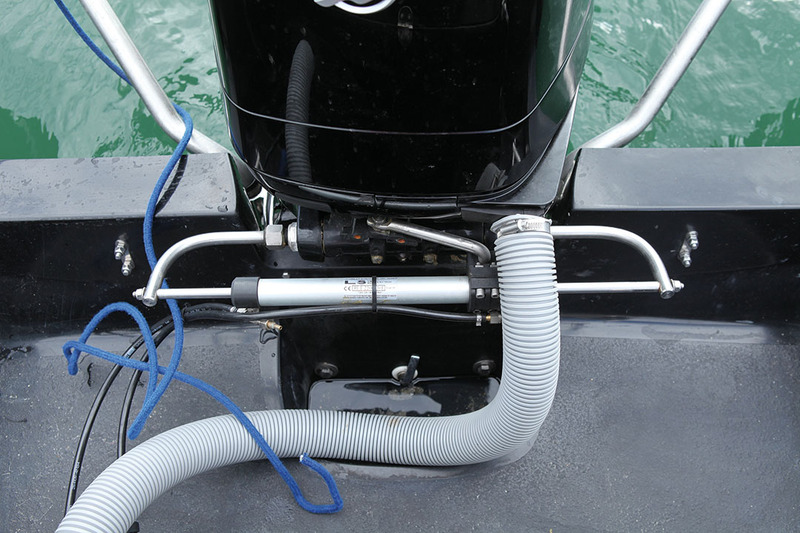 Le bac moteur est ample permettant un relevage complet du hors-bord. On distingue les câbles qui partent sous le plancher.