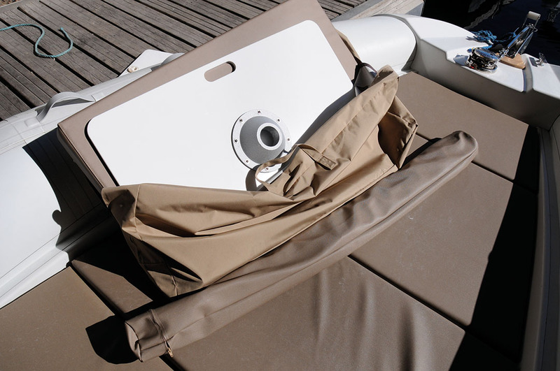 La table, les coussins et les accessoires mobiles sont fournis avec des sacs de rangement, et tout se range sans problème dans le coffre avant.