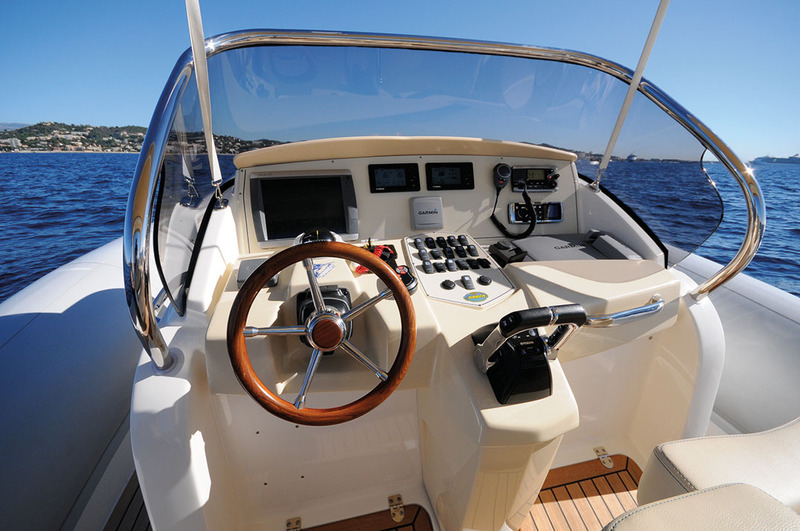 Complet et fonctionnel, le poste de pilotage pourrait servir de modèle à de nombreux bateaux.
