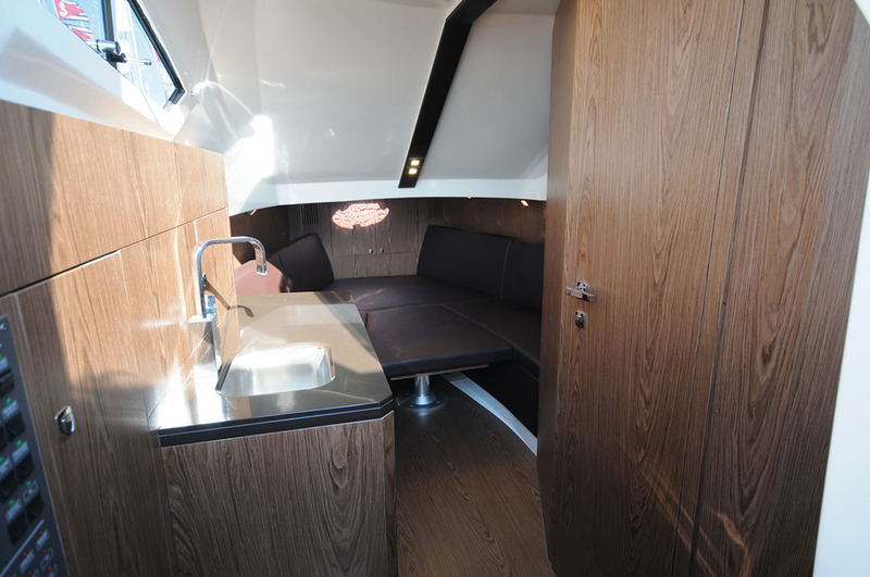 Grand volume intérieur, utilisé au mieux : mini cuisine à l'entrée, carré avant convertible en lit double et lit arrière en alcôve sous le cockpit.