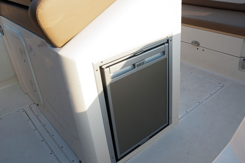 Bien vu : le frigo intégré dans le corps du leaning-post est facile d'accès. 
