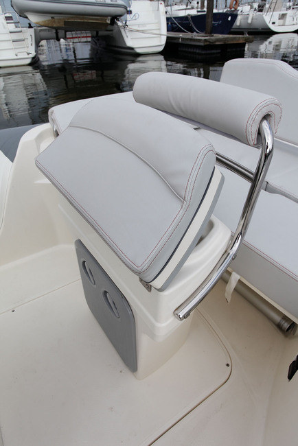 L'assise du siège de pilotage peut adopter une position "leaning-post", lorsque l'arceau inox escamotable est déployé. 