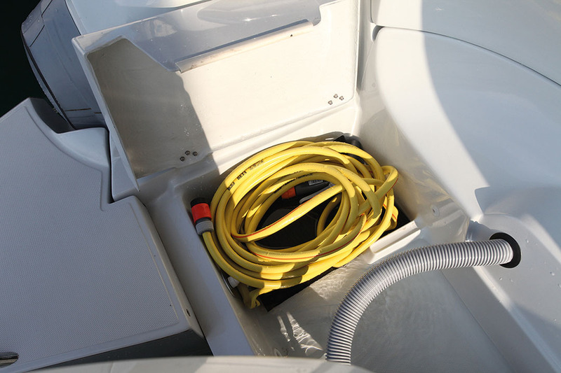 Le coffret bâbord, en bordure du bac moteur, permet de ranger amarres, ou tuyau de rinçage. 
