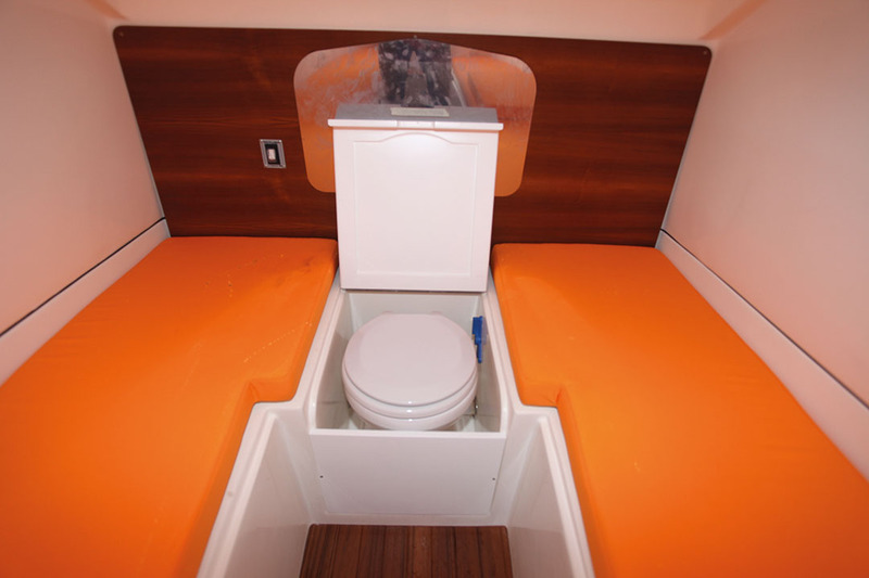 Dans la cabine située sous la console, un WC marin est logé entre les couchettes.