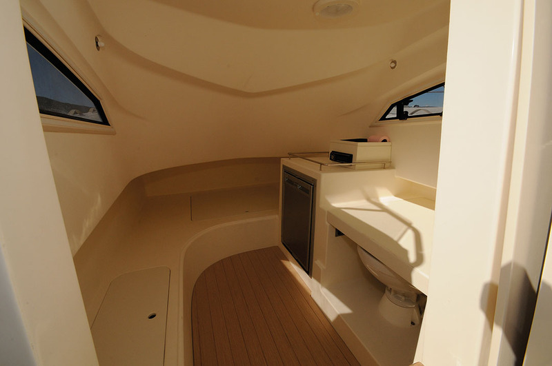 La cabine avec banquette convertible en couchette double offre assez de confort pour des week-ends à bord.
