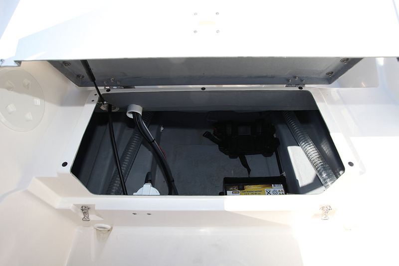 La soute arrière dispose d'une ample découpe et un vérin à gaz facilitant son ouverture. 