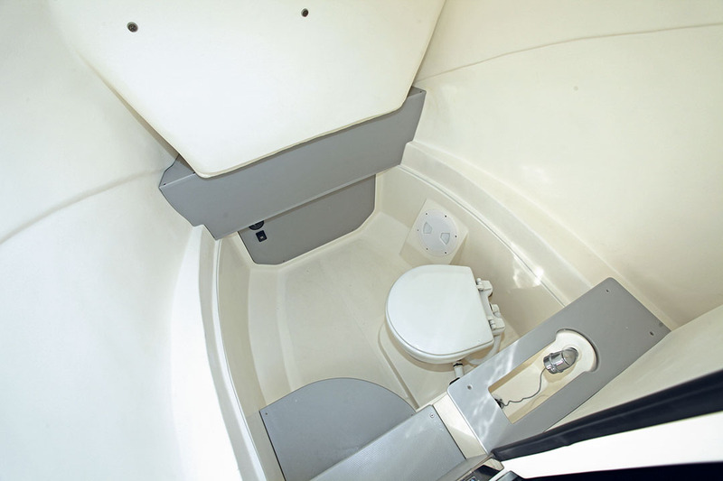 La version GTc ("c" pour cabine) dispose d'une volumineuse console de pilotage renfermant un WC marin électrique et un mini lavabo dont la poire à flexible permet de se doucher à l'abri des regards. 