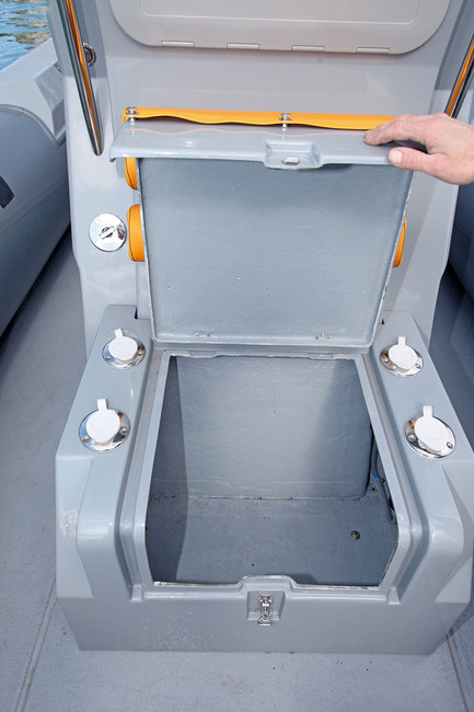 Le coffre sous le siège frontal de console apporte un peu de rangement supplémentaire et sert également à la pose de quatre supports de cannes. 
