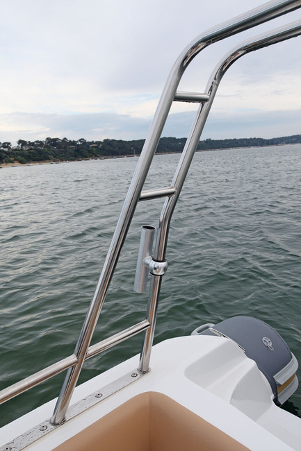 L'élégant et robuste roll-bar en inox peut recevoir des supports de cannes et servir de point de traction élevé pour la pratique du wake-board.