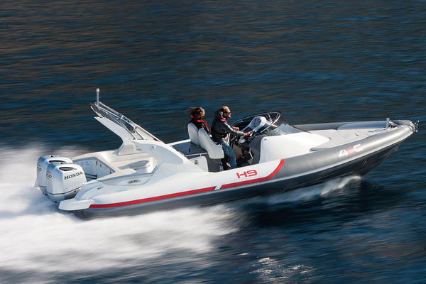 *Le bateau : Honda 4XC H9*
Longueur : 9,56 m – Largeur : 3,42 m – Poids : 2 900 kg sans moteur – Puissance maxi : 2 x 250 ch – Capacité carburant : 550 l - Constructeur : BWA/Honda Marine (Italie)