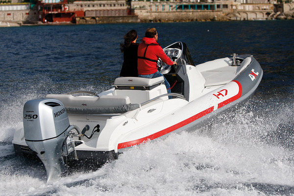 *Le bateau : Honda 4XC H7*
Longueur : 7,32 m – Largeur : 2,98 m – Poids : 1 370 kg sans moteur – Puissance maxi : 250 ch – Capacité carburant : 350 l - Constructeur : BWA/Honda Marine (Italie)