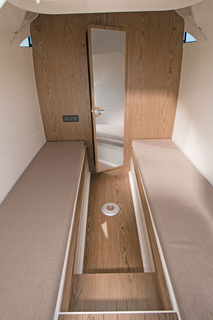 Prince 43 CC : 
La salle d’eau, plutôt exiguë, et son WC se trouvent derrière la cloison au fond de la cabine. Les deux lits peuvent se réunir en ajoutant des coussins au centre du passage.