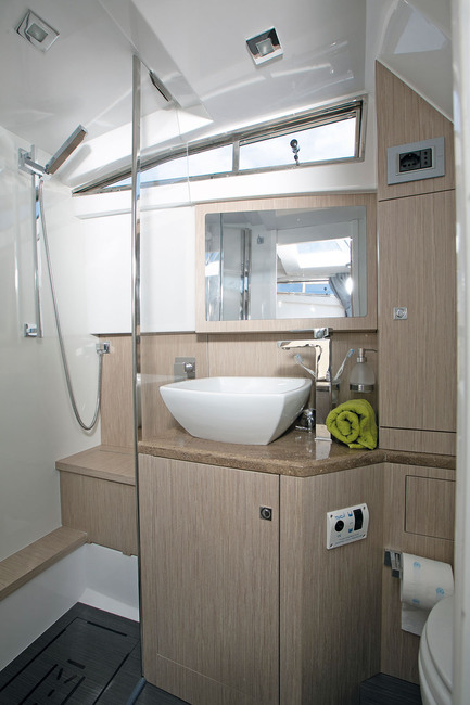 Prince 43 Luxury Cabin : 
La salle d’eau dans la version in-board est très spacieuse avec une grande douche totalement séparée. La décoration en placage de bois clair s’harmonise bien avec la modernité générale du bateau.