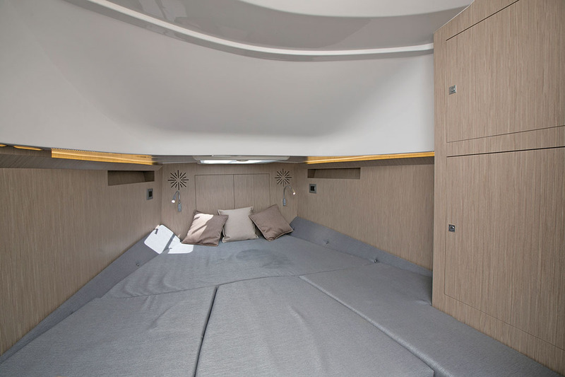 Prince 43 Luxury Cabin : 
A condition d’ajouter le coussin central, la couchette principale du 43 Luxury Cabin est la plus spacieuse de toutes. Grâce à de nombreuses ouvertures, la clarté naturelle ambiante est suffisante.