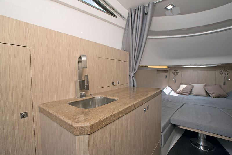 Prince 43 Luxury Cabin : 
La cuisine intérieure est revêtue d’un plan de travail en Corian. Le tableau électrique situé à l’entrée permettra de mettre en fonction la plupart des équipements.