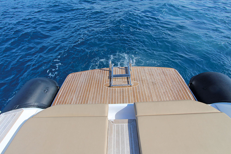 Prince 43 Luxury Cabin : 
La plate-forme de bain du modèle in-board a l’avantage d’être beaucoup plus spacieuse avec un accès très confortable depuis un quai.