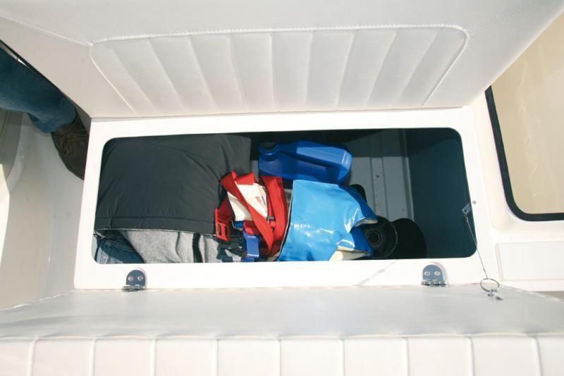 Le coffre sous le siège derrière le leaning-post est flanqué, à droite, d’une grande glacière.
