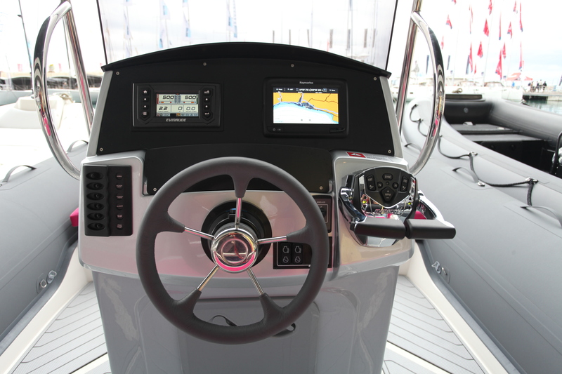 L'espace disponible sur le tableau de bord permet d'intégrer une centrale de navigation à grand écran. Sur notre bateau d'essai le combiné GPS-traceur-sondeur voisine avec l'instrumentation Evinrude à affichage multiple. Et il reste de la place !
