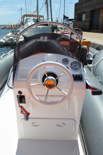 Le petit tableau de bord peut accueillir un compas analogique, les instruments moteur et un petit combiné électronique GPS-sondeur.
