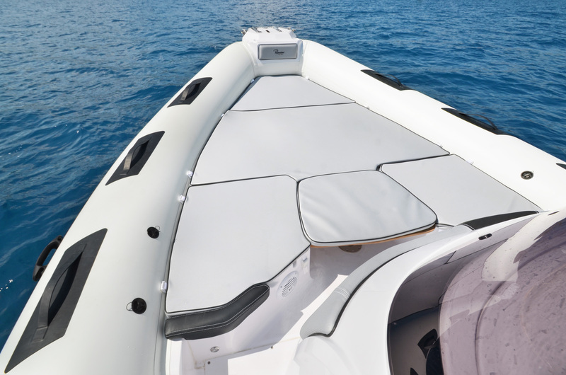 Pour le bain de soleil, la partie avant du bateau offre un espace remarquable. Le matelas fractionné permet d'accéder aux coffres plus  facilement. 