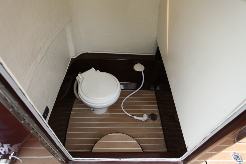 La bonne surprise : il est possible de prendre sa douche debout à l'intérieur de la console ! Le WC est au choix marin (photo) ou chimique.