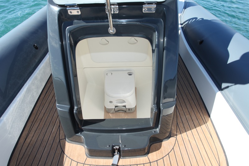 La console de notre bateau d'essai abritait un WC, relié à un réservoir d'eaux noires de 40 litres avec sa sonde d'indicateur de niveau. Une option coûteuse (2 400 €) mais, dit-on, souvent appréciée des dames. 