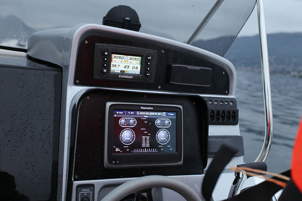 L'écran Evinrude icon touch peut se connecter à celui du GPS. 