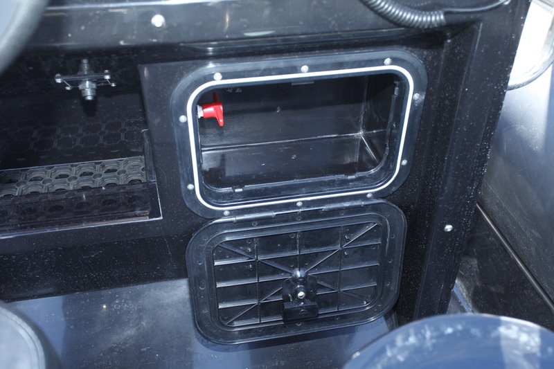 La boîte à gants, dont l'intérieur est enduit de gel-coat brillant, renferme le coupe-batterie. Ce dernier est à portée de main du pilote.