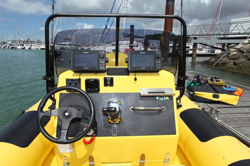 Spacieux, le tableau de bord tient compte des nouvelles exigences des pêcheurs : pourvoir y installer deux combinés GPS/sondeur à grands écrans.