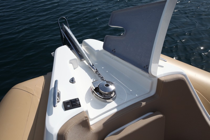 Le guindeau électrique optionnel est dissimulé dans la delphinière en polyester. Il possède une commande à distance (interrupteur situé à gauche) permettant de manoeuvrer l'ancre à vue. 