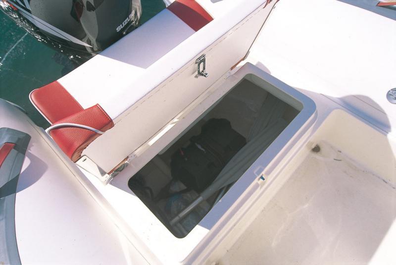 Le coffre arrière est doté d’un plancher amovible pour accéder à la soute de fond.