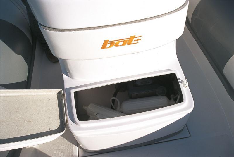 Notez la forme en relief de l’ouverture du coffre, d’une bonne étanchéité quand on lave le bateau à grande eau.
