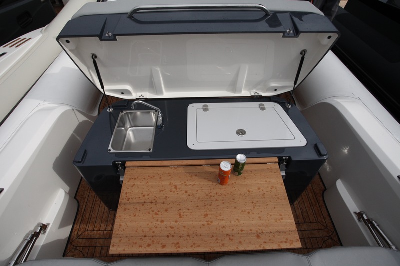 Peu pratique : pour accéder au frigo, la tablette, située au dos du siège de pilotage, doit être relevée… L’évier et le réchaud sont des options.