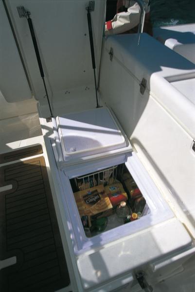 Parfait en croisière-raid, le réfrigérateur de 65 l logé sous la banquette de pilotage permet de tenir des vivres au frais.