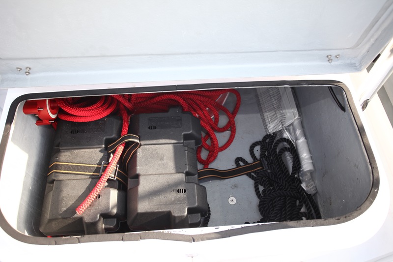 Les deux batteries et le coupe-circuit sont installés dans le coffre sous le siège devant la console.
