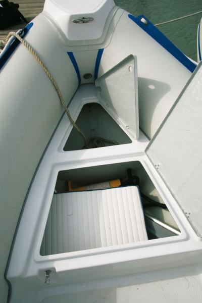 Le coffre avant permet de stocker le coussin de solarium. La baille à mouillage est indépendante.