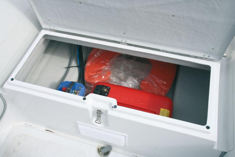 Le coffre situé sous le siège pilote est assez profond pour abriter la batterie et la nourrice.